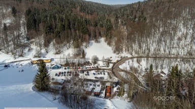 Z obýváku přímo na sjezdovku! Stylový apartmán 1+kk s terasou a parkováním – Prkenný Důl