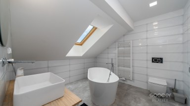 Výjimečný podkrovní byt s nádechem ateliéru ve vile se zahradou.