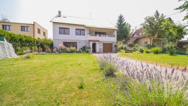 Pronájem rodinného domu, 5+kk/G/T/Z/S,B, 180m2, Čerčany, ul. Mánesova.