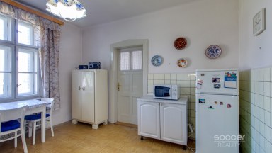 Pronájem staršího rodinného domu 4+1, pozemek 674 m2, ul. Dobšická, Praha – Horní Počernice.