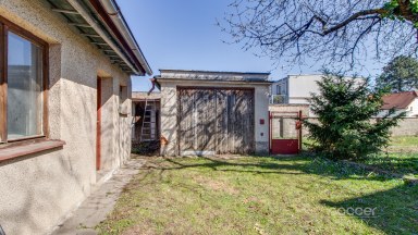Pronájem staršího rodinného domu 4+1, pozemek 674 m2, ul. Dobšická, Praha – Horní Počernice.