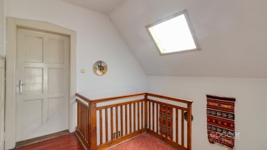 Pronájem staršího rodinného domu 4+1, pozemek 674 m2, ul. Dobšická, Praha – Horní Počernice.