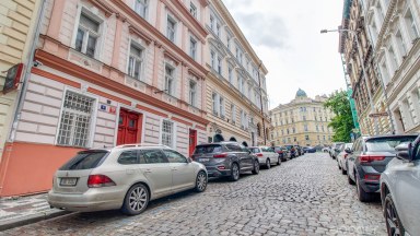 Slunný byt 2+kk se spacím patrem, po rekonstrukci, Praha 3 – Žižkov