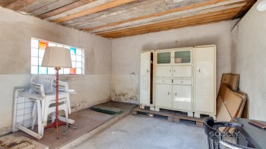 Pronájem garáží s pozemkem 450 m2, ul. Dobšická, Praha – Horní Počernice.