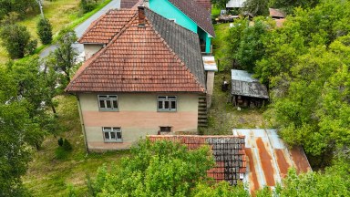 Prodej stavebního pozemku s rodinným domem k rekonstrukci – Sehradice, okres Zlín.