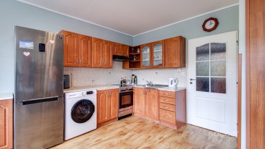 Prodej bytu 1+kk, 39,3 m² s garážovým stáním a sklepem, Praha 9 – Letňany, ul. Třinecká.