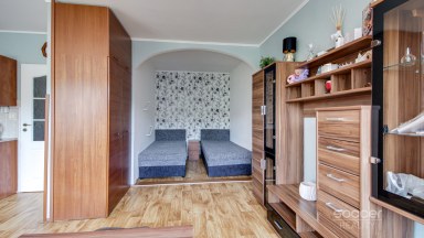 Prodej bytu 1+kk, 39,3 m² s garážovým stáním a sklepem, Praha 9 – Letňany, ul. Třinecká.