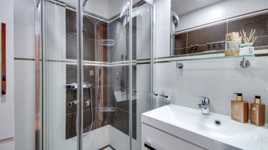 Prodej bytu 1+kk, 39,3 m² s garážovým stáním a sklepem, Praha 9 – Letňany, ul. Třinecká.