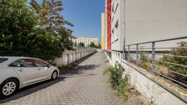 Prodej bytu 1+kk, 39,3 m² s garážovým stáním a sklepem, Praha 9 – Letňany, ul. Třinecká.