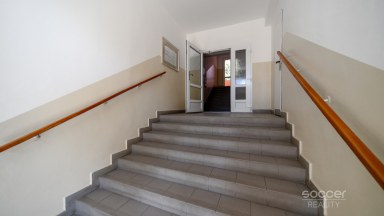 Příjemný a udržovaný byt s lodžií v atraktivní lokalitě Prahy 6. 