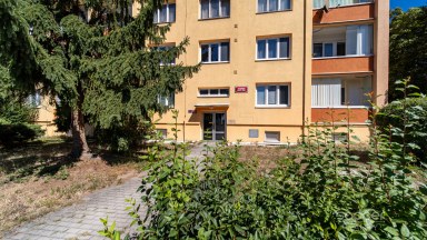 Příjemný a udržovaný byt s lodžií v atraktivní lokalitě Prahy 6. 