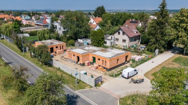 Prodej rezidenčního projektu – 3 nové rodinné domy, Praha–Koloděje.