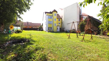Pronájem pěkného bytu 2+kk+terasa, 67 m2 v centru Neveklova, okres Benešov.