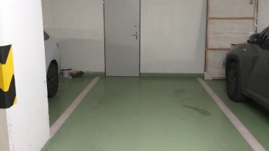 Pronájem garážového stání a přiléhajícího sklepa v rezidenčním projektu Zahrady Rokytka, ul. Modrého